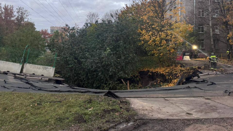 Прокуратура г. Санкт-Петербурга организовала проверку в связи с эвакуацией жильцов многоквартирного дома из-за просадки асфальтобетонного покрытия на улице Харченко