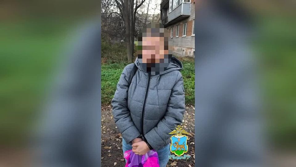 Женщину-курьера, пытавшуюся забрать золотые слитки у обманутого пенсионера, задержала псковская полиция