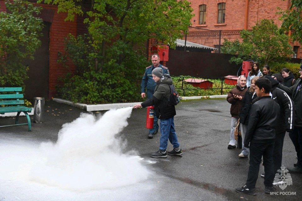 добрых дел: на Пожарно-технической выставке им. Б.И. Кончаева проходит цикл тематических экскурсий для школьников "Формула мужества"