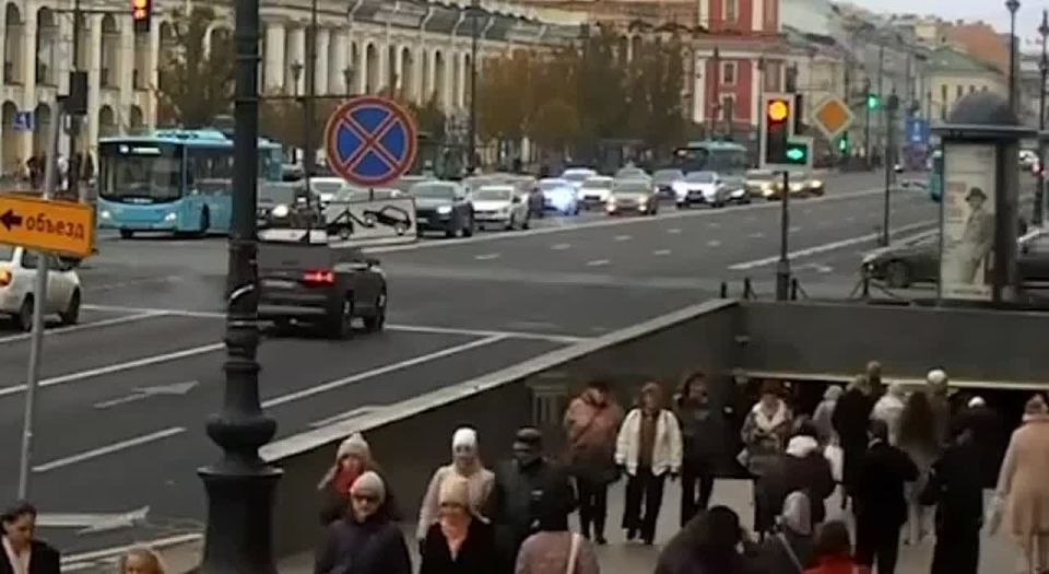 Массовая авария в Санкт-Петербурге: на пересечении Невского проспекта и Садовой улицы столкнулись 8 автомобилей