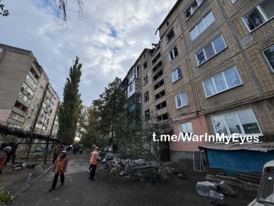Последствия прилета дрона в 5-ти этажный жилой дом на 103 микрорайоне в Ясиноватой