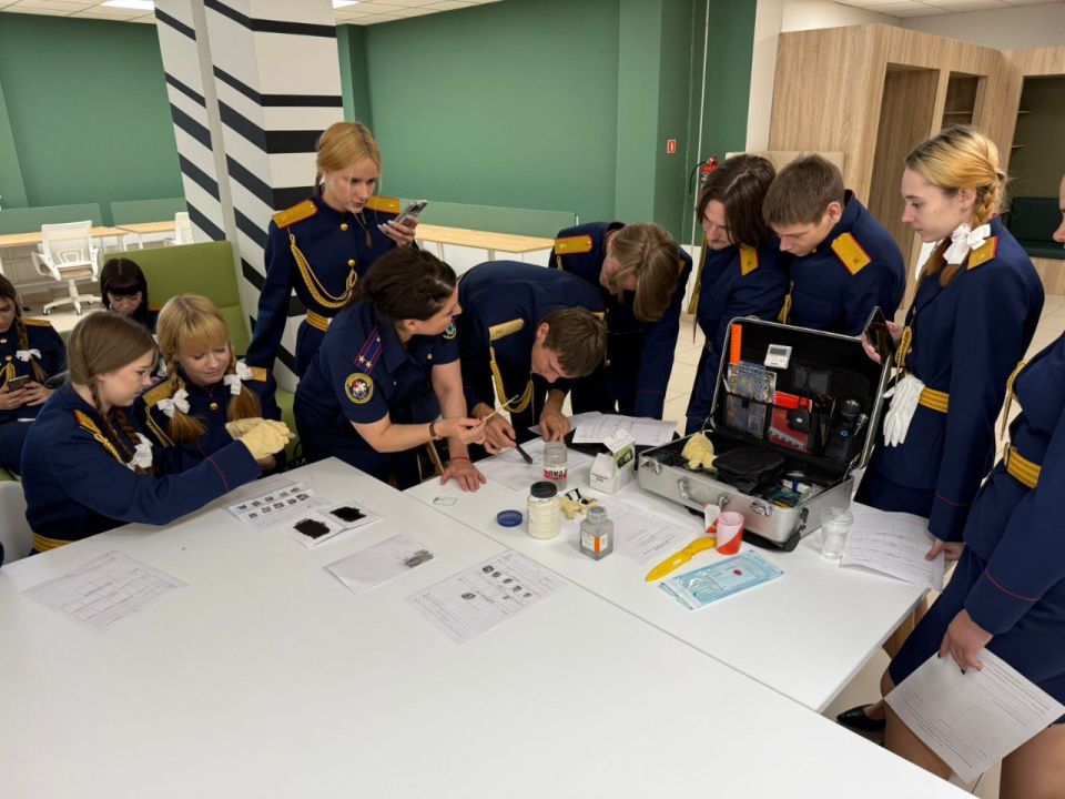 Следователь–криминалист СУ СК России по Ленинградской области отдела криминалистики провёл профориентационное занятие с учащимися подшефных кадетских классов Следственного комитета России