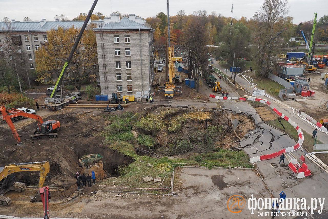 Обстановка на перекрестке улицы Харченко и 1-го Муринского проспекта, где провалился грунт Обстановка на перекрестке улицы Харченко и 1-го Муринского проспекта, где провалился грунт