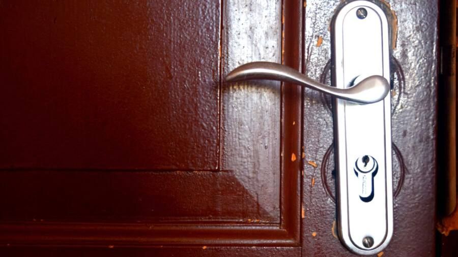 Прокуратура возвращает квартиру 70-летней жительнице Петербурга