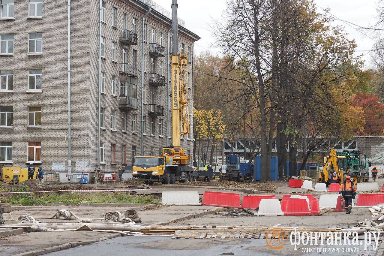 Обстановка на перекрестке улицы Харченко и 1-го Муринского проспекта, где провалился грунт Обстановка на перекрестке улицы Харченко и 1-го Муринского проспекта, где провалился грунт