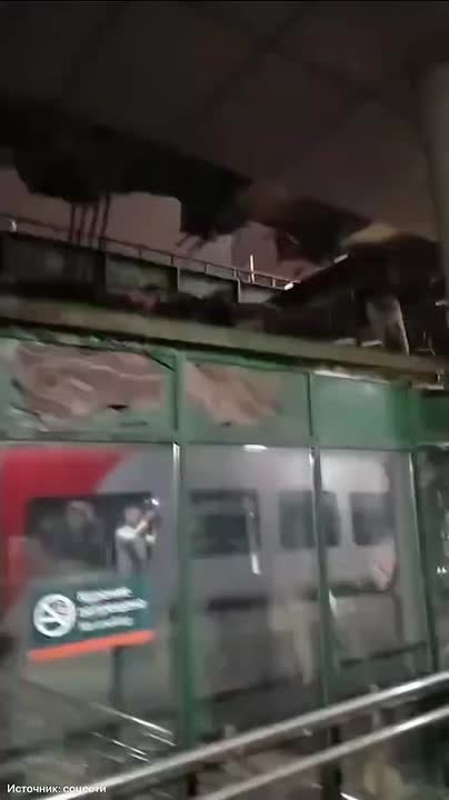 Движение поездов на Ладожском вокзале, где частично рухнула крыша надземной парковки, осуществляется в штатном режиме
