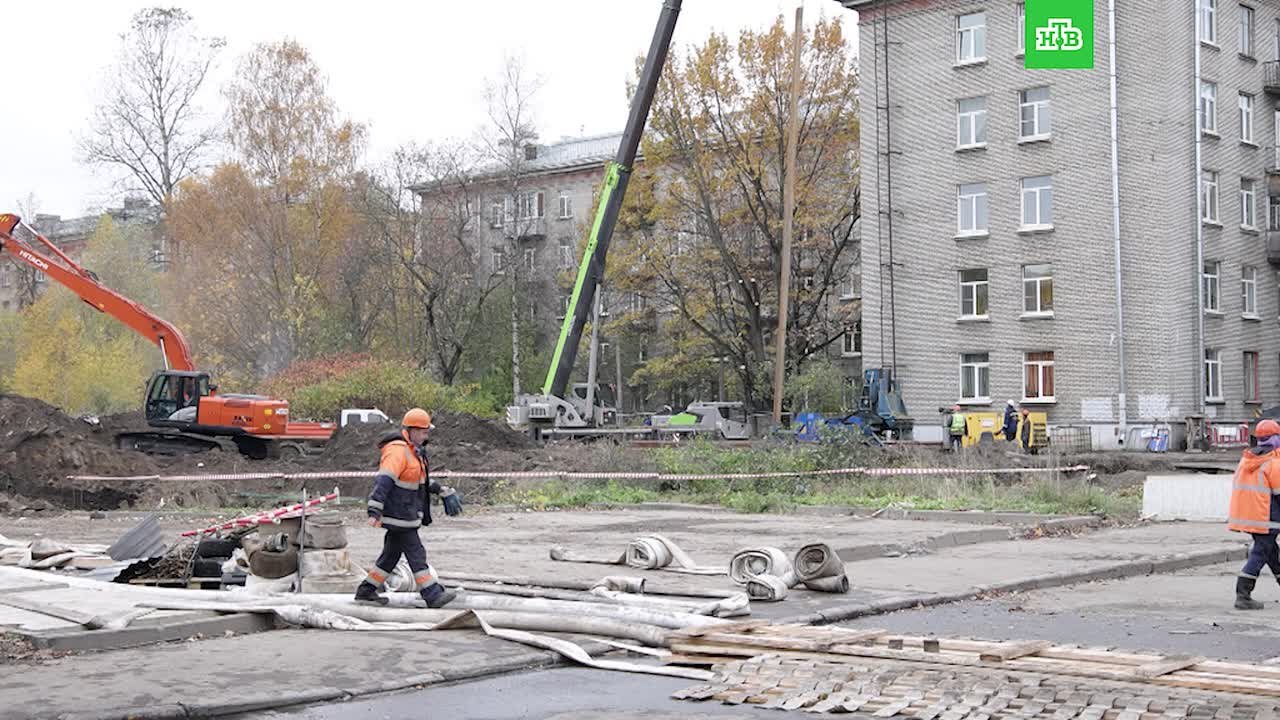 Яма на улице Харченко находится под контролем, просадка грунта остановлена, сообщили в администрации Петербурга