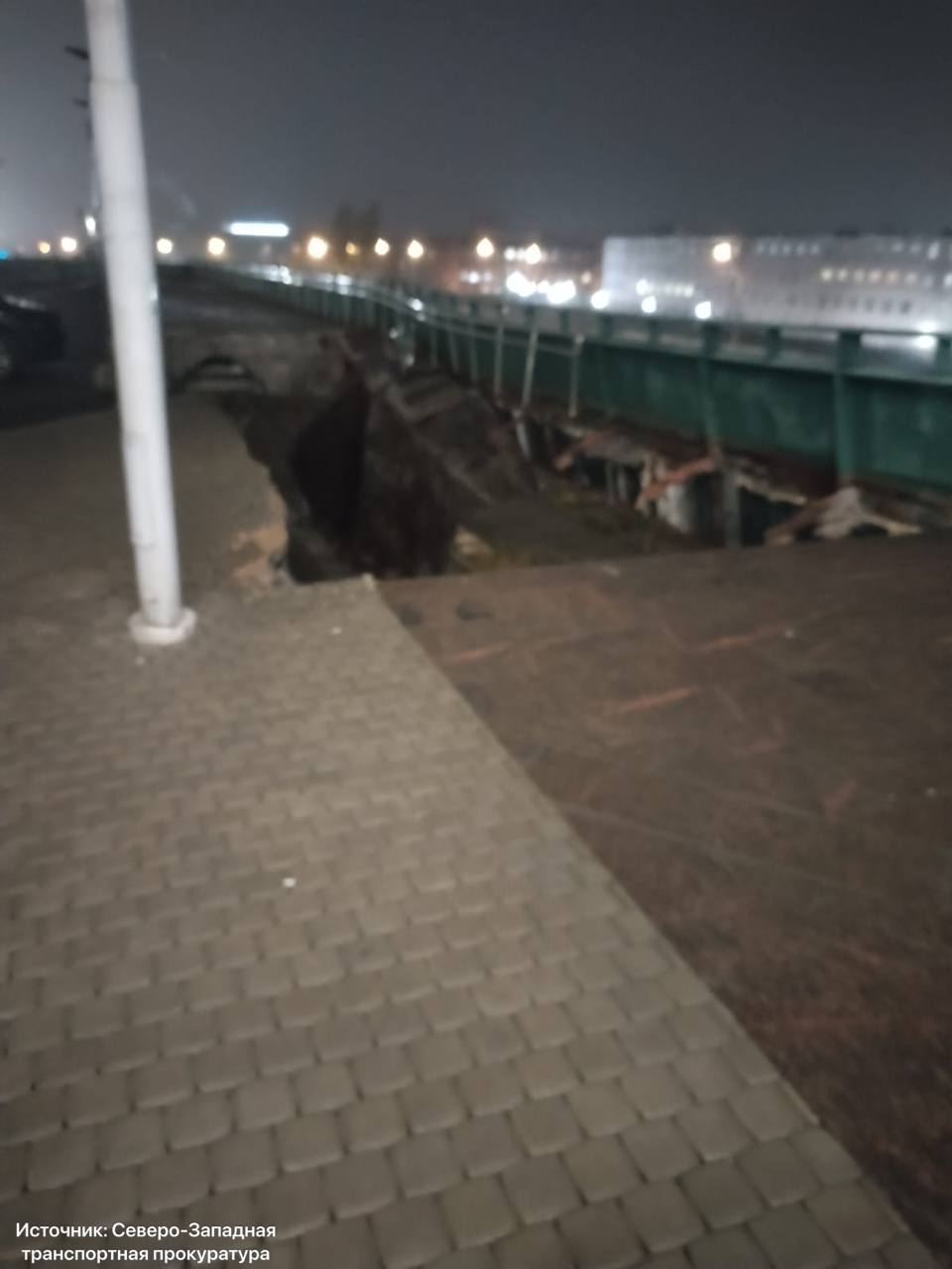 Движение поездов на Ладожском вокзале, где частично рухнула крыша надземной парковки, осуществляется в штатном режиме Движение поездов на Ладожском вокзале, где частично рухнула крыша надземной парковки, осуществляется в штатном режиме