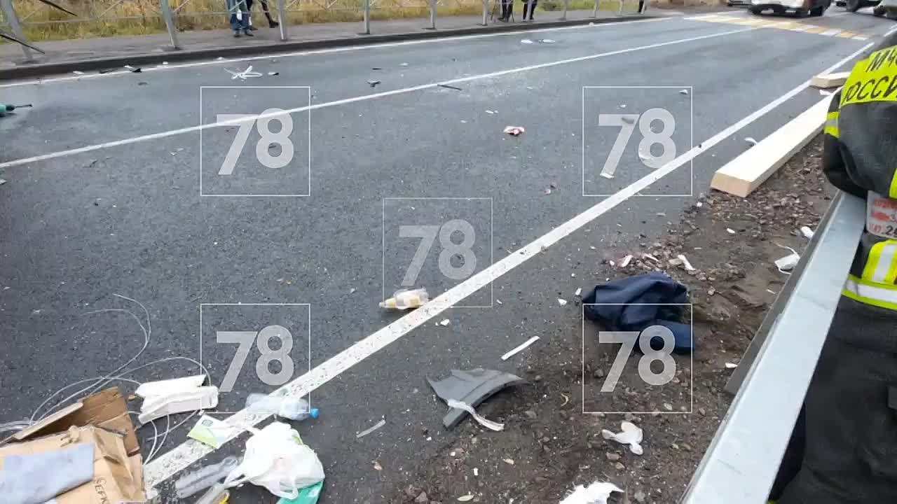 Одна из женщин, пострадавших в жёсткой аварии в Ломоносовском районе, скончалась в реанимации, сообщает источник