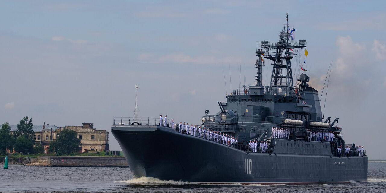 «Александр Шабалин», десантный корабль российского военно-морского флота, прибыл в воскресенье и пятый день стоит на якоре в нейтральных водах к востоку от Фемарна у входа в Любекскую бухту, — констатирует Bild «Александр Шабалин», десантный корабль российского военно-морского флота, прибыл в воскресенье и пятый день стоит на якоре в нейтральных водах к востоку от Фемарна у входа в Любекскую бухту, — констатирует Bild