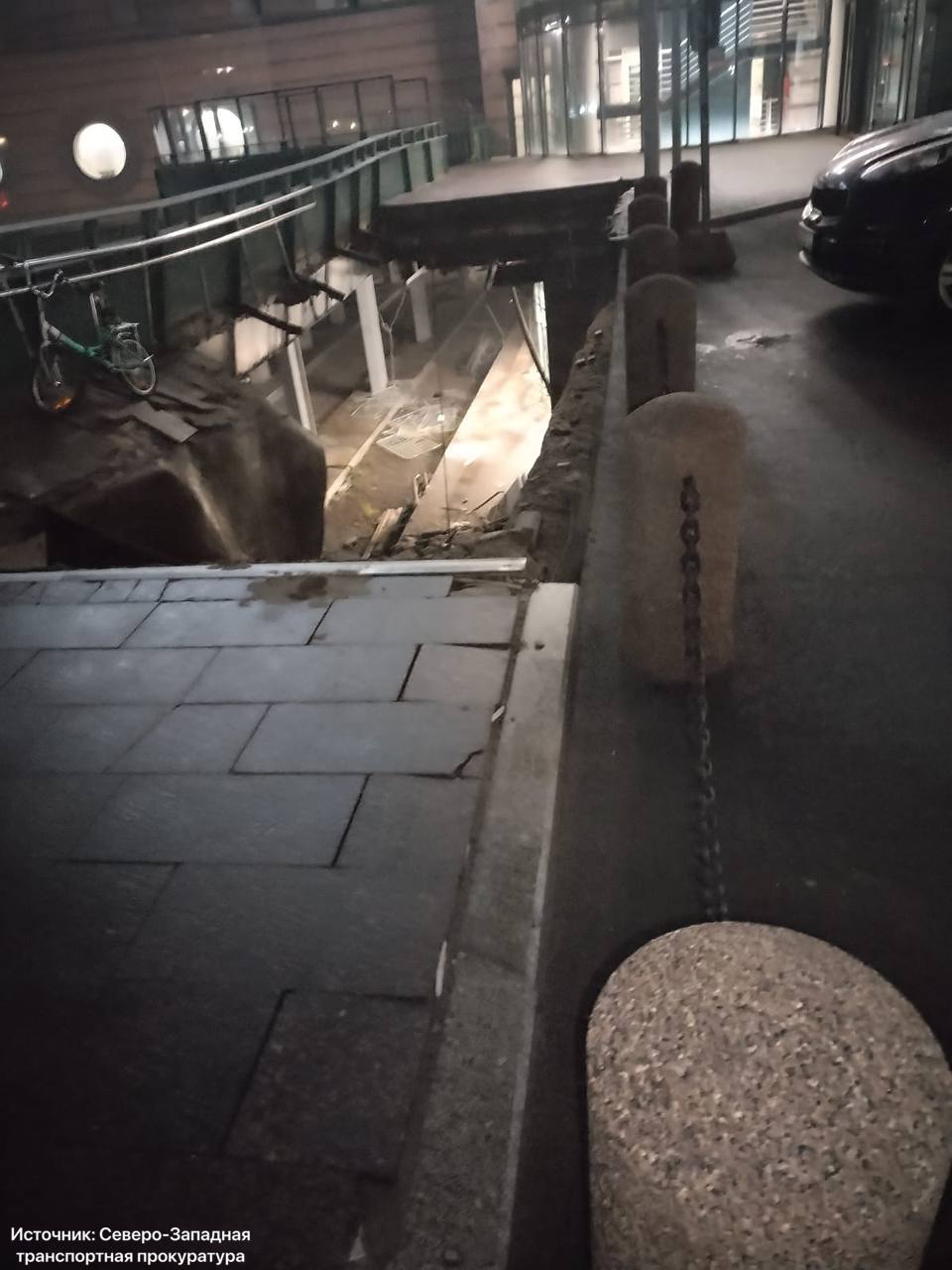 Движение поездов на Ладожском вокзале, где частично рухнула крыша надземной парковки, осуществляется в штатном режиме Движение поездов на Ладожском вокзале, где частично рухнула крыша надземной парковки, осуществляется в штатном режиме