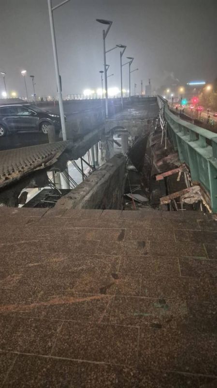 Момент обрушения пандуса надземной парковки на Ладожском вокзале попал на видео Момент обрушения пандуса надземной парковки на Ладожском вокзале попал на видео