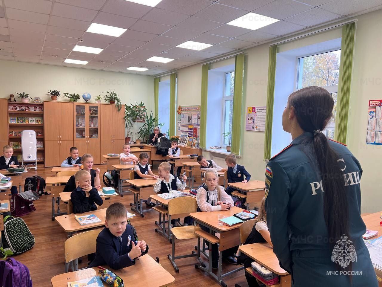 В преддверии осенних каникул представители #МЧС_Петербурга провели серию профилактических занятий в школах, посвященных вопросам пожарной безопасности В преддверии осенних каникул представители #МЧС_Петербурга провели серию профилактических занятий в школах, посвященных вопросам пожарной безопасности