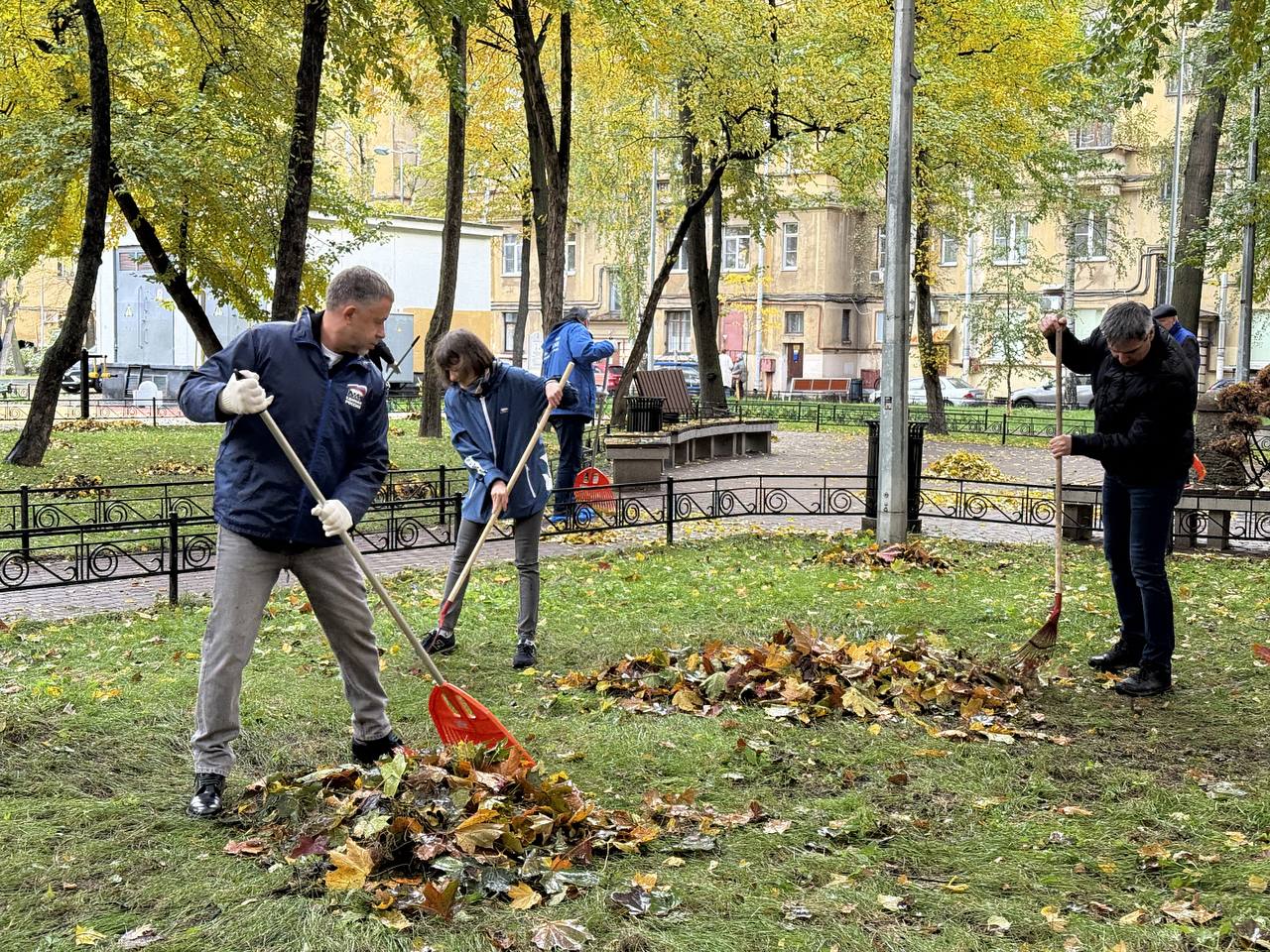 Депутаты приняли участие в общегородском субботнике «Добрый субботник», старт которому дал Губернатор Александр Беглов в Парке 300-летия Депутаты приняли участие в общегородском субботнике «Добрый субботник», старт которому дал Губернатор Александр Беглов в Парке 300-летия
