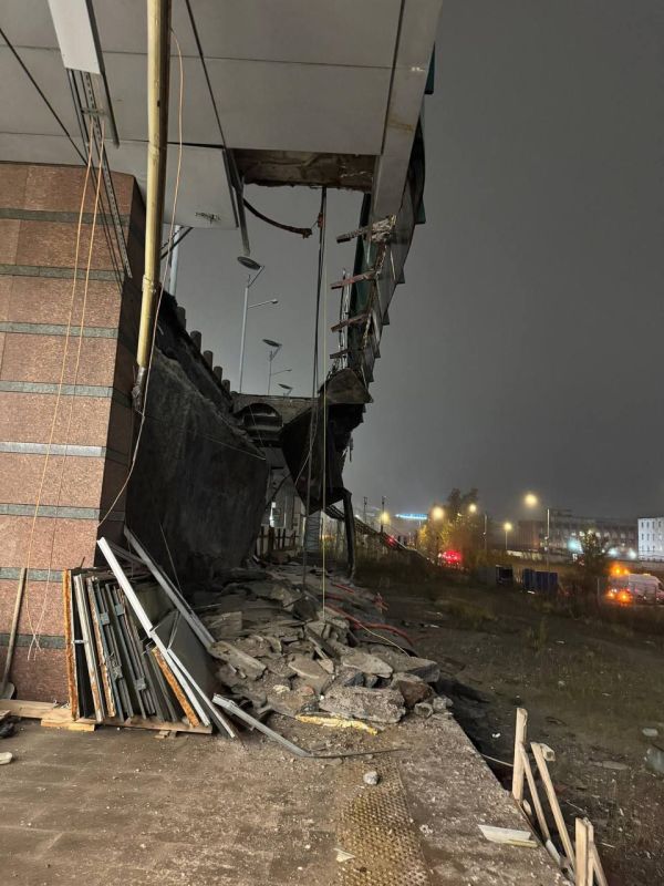 Момент обрушения пандуса надземной парковки на Ладожском вокзале попал на видео Момент обрушения пандуса надземной парковки на Ладожском вокзале попал на видео