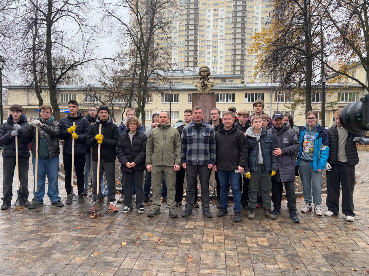 Депутаты приняли участие в общегородском субботнике «Добрый субботник», старт которому дал Губернатор Александр Беглов в Парке 300-летия Депутаты приняли участие в общегородском субботнике «Добрый субботник», старт которому дал Губернатор Александр Беглов в Парке 300-летия