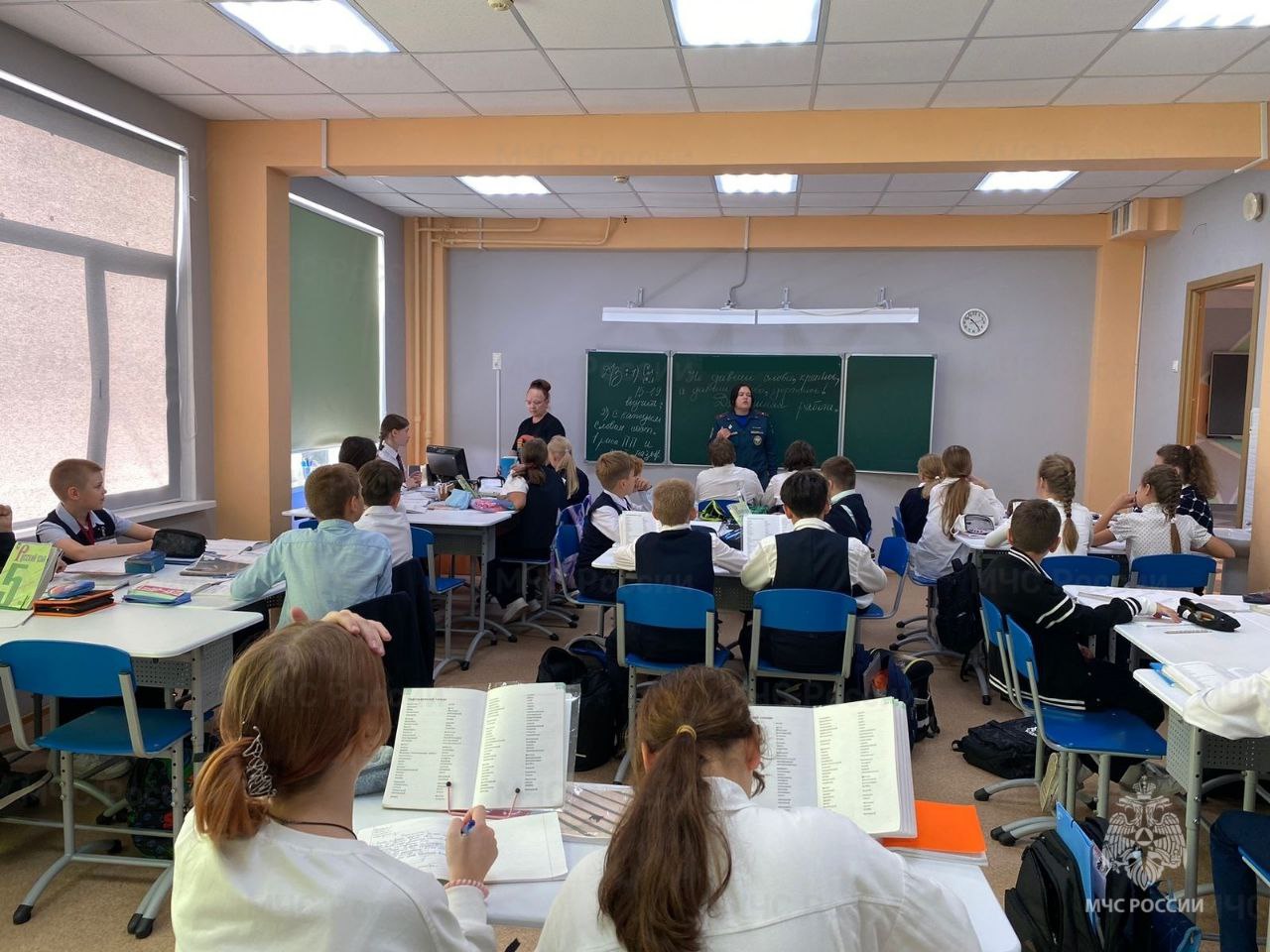 В преддверии осенних каникул представители #МЧС_Петербурга провели серию профилактических занятий в школах, посвященных вопросам пожарной безопасности В преддверии осенних каникул представители #МЧС_Петербурга провели серию профилактических занятий в школах, посвященных вопросам пожарной безопасности