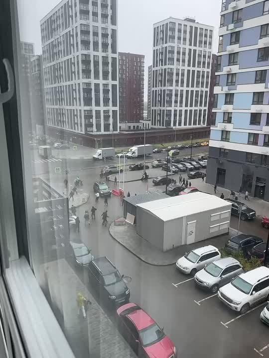 Два майора: Погром от мигрантов в нашей столице. Прокшино В жилом комплексе «Прокшино» в Новой Москве произошла массовая потасовка мигрантов. По словам очевидцев, десятки рабочих, вооружившись палками, инструментами и...