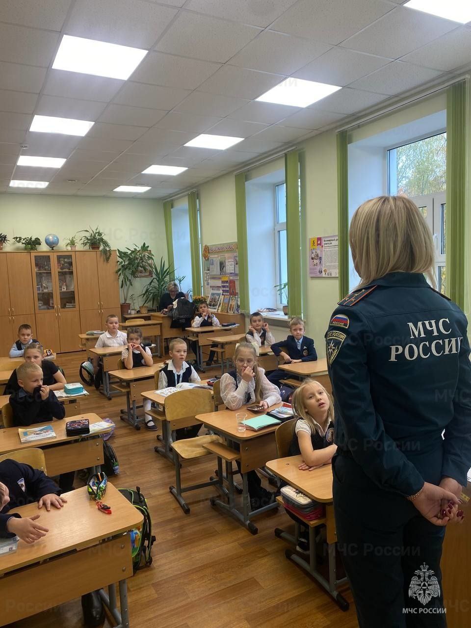 В преддверии осенних каникул представители #МЧС_Петербурга провели серию профилактических занятий в школах, посвященных вопросам пожарной безопасности В преддверии осенних каникул представители #МЧС_Петербурга провели серию профилактических занятий в школах, посвященных вопросам пожарной безопасности