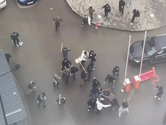 Сегодня, несколько часов назад, в Москве в ЖК «Прокшино» толпа мигрантов устроила массовую драку Сегодня, несколько часов назад, в Москве в ЖК «Прокшино» толпа мигрантов устроила массовую драку