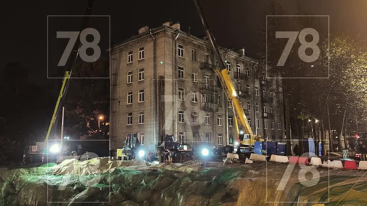Ещё один таймлапс с улицы Харченко — на видео с разных ракурсов специалисты вбивают в землю рядом с домом шпунтовое ограждение