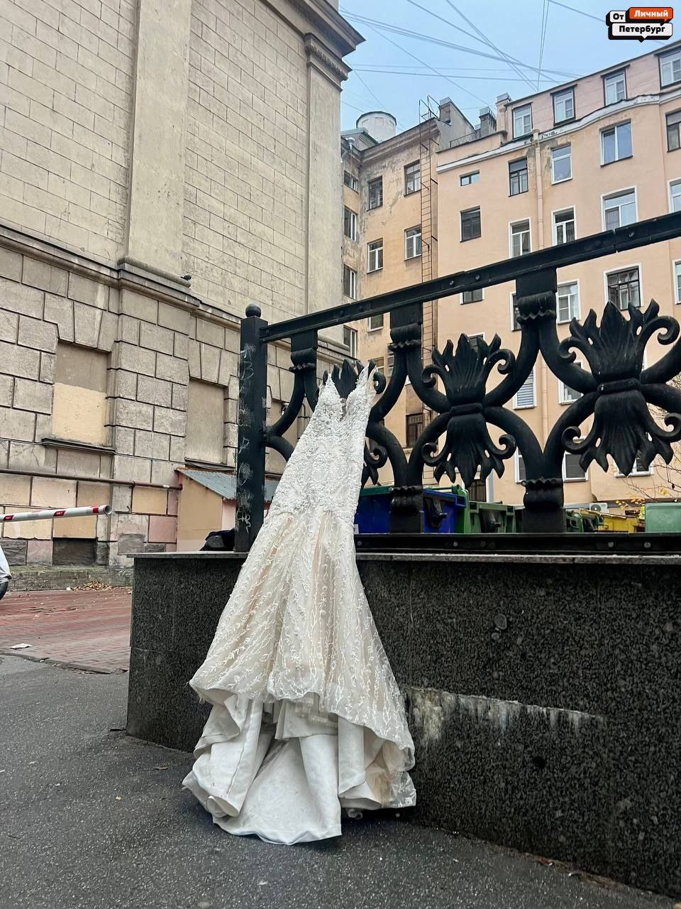 Петербург — произведение искусства, особенно если забыть свадебное платье на оградке на Петроградской стороне, ул. Ижорская. Видимо, саму невесту кто-то украл