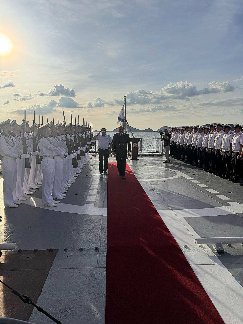 25 октября корабли Тихоокеанского флота ВМФ России — фрегат «Маршал Шапошников», корвет «Гремящий», большой морской танкер «Борис Бутома» — завершили деловой визит на базу Саттахип королевских Военно-морских сил Таиланда 25 октября корабли Тихоокеанского флота ВМФ России — фрегат «Маршал Шапошников», корвет «Гремящий», большой морской танкер «Борис Бутома» — завершили деловой визит на базу Саттахип королевских Военно-морских сил Таиланда