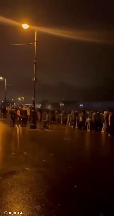 После матча «Зенит» — «Динамо» в метро выстроилась километровая очередь