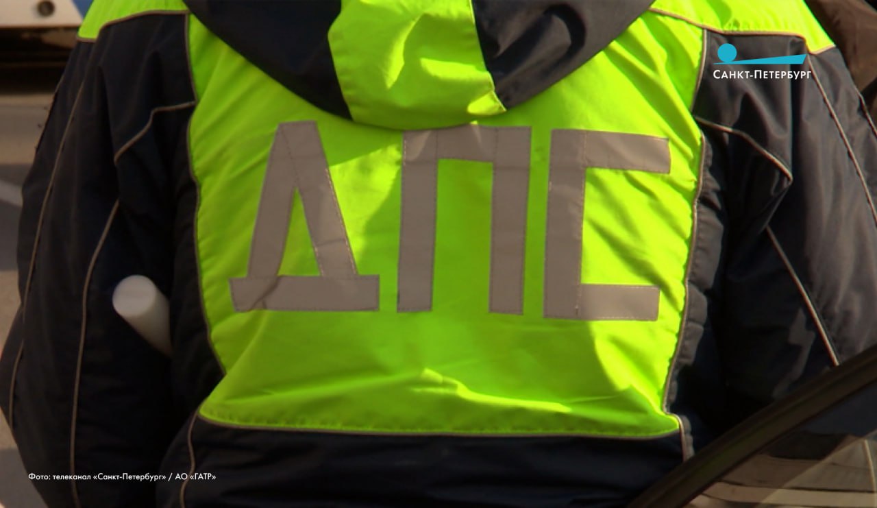 На Исаакиевской площади женщина за рулём каршерингового автомобиля сбила инспектора ДПС, когда тот оформлял другое ДТП с её участием