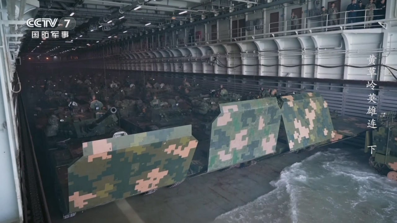 Редкие кадры из заполненного трюма десантного корабля ВМС НОАК перед высадкой техники: БМП ZBD-05 + танки ZLT-05 + медицинские машины + БТР Тип 89 Редкие кадры из заполненного трюма десантного корабля ВМС НОАК перед высадкой техники: БМП ZBD-05 + танки ZLT-05 + медицинские машины + БТР Тип 89