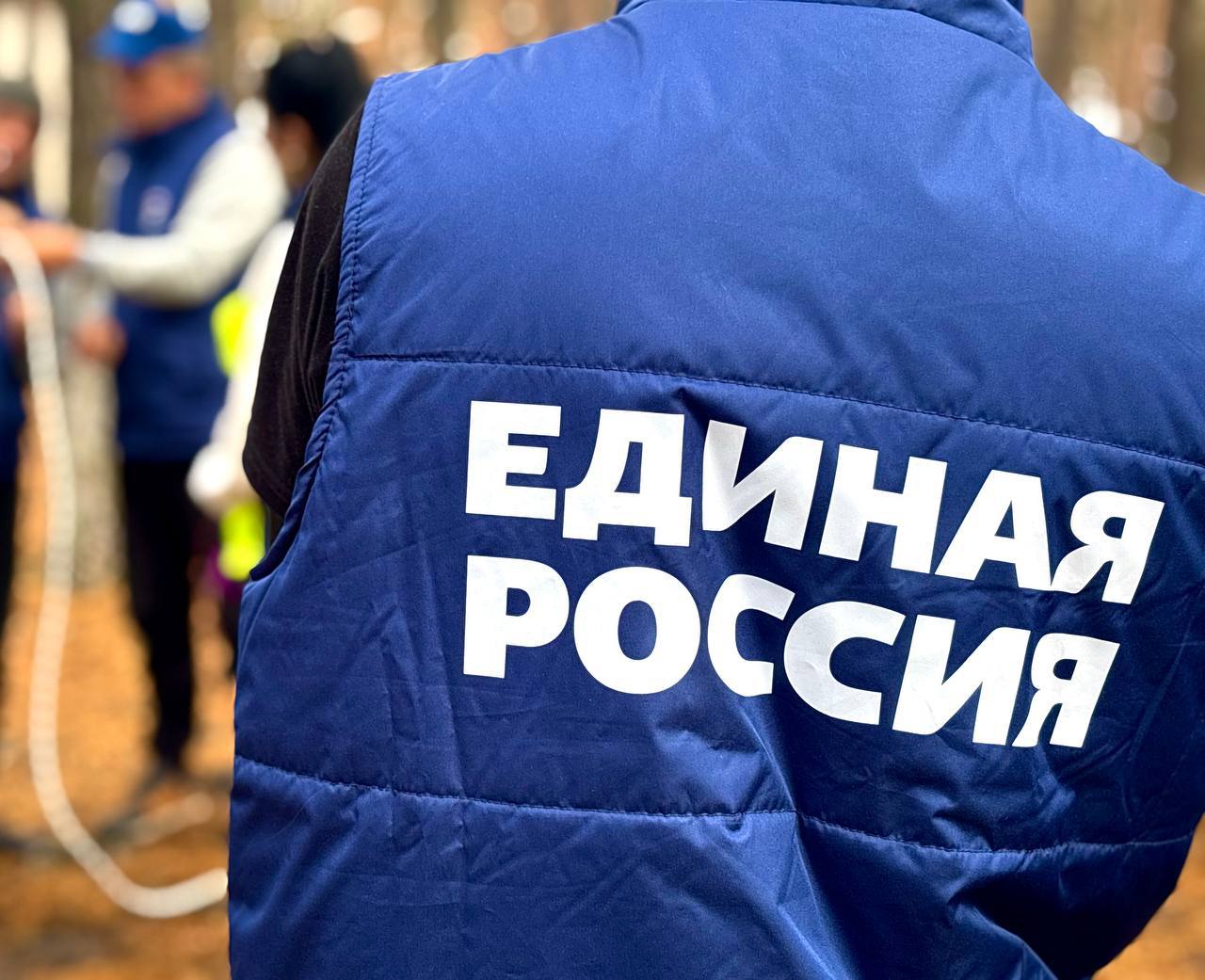 Игорь Кастюкевич: В лагере Единой России  «Курский рубеж» волонтеров обучили использованию альпинистского снаряжения,  которое помогает при работе на высоте (например, при проведении кровельных работ).  Игорь Кастюкевич: В лагере Единой России  «Курский рубеж» волонтеров обучили использованию альпинистского снаряжения,  которое помогает при работе на высоте (например, при проведении кровельных работ).