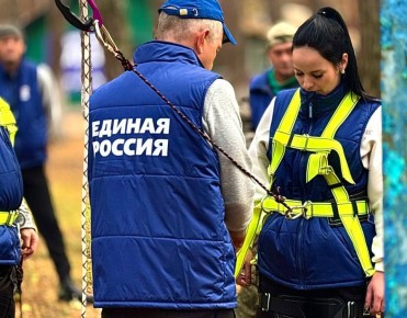 Игорь Кастюкевич: В лагере Единой России  «Курский рубеж» волонтеров обучили использованию альпинистского снаряжения,  которое помогает при работе на высоте (например, при проведении кровельных работ).