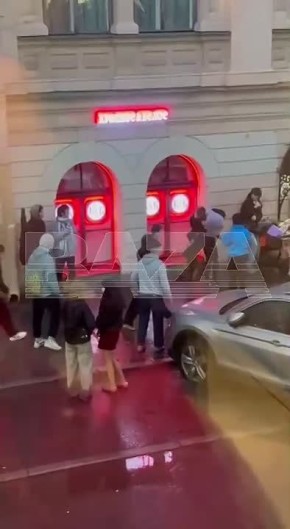 В Питере зумеры толпой избили парня возле «Красного и Белого»