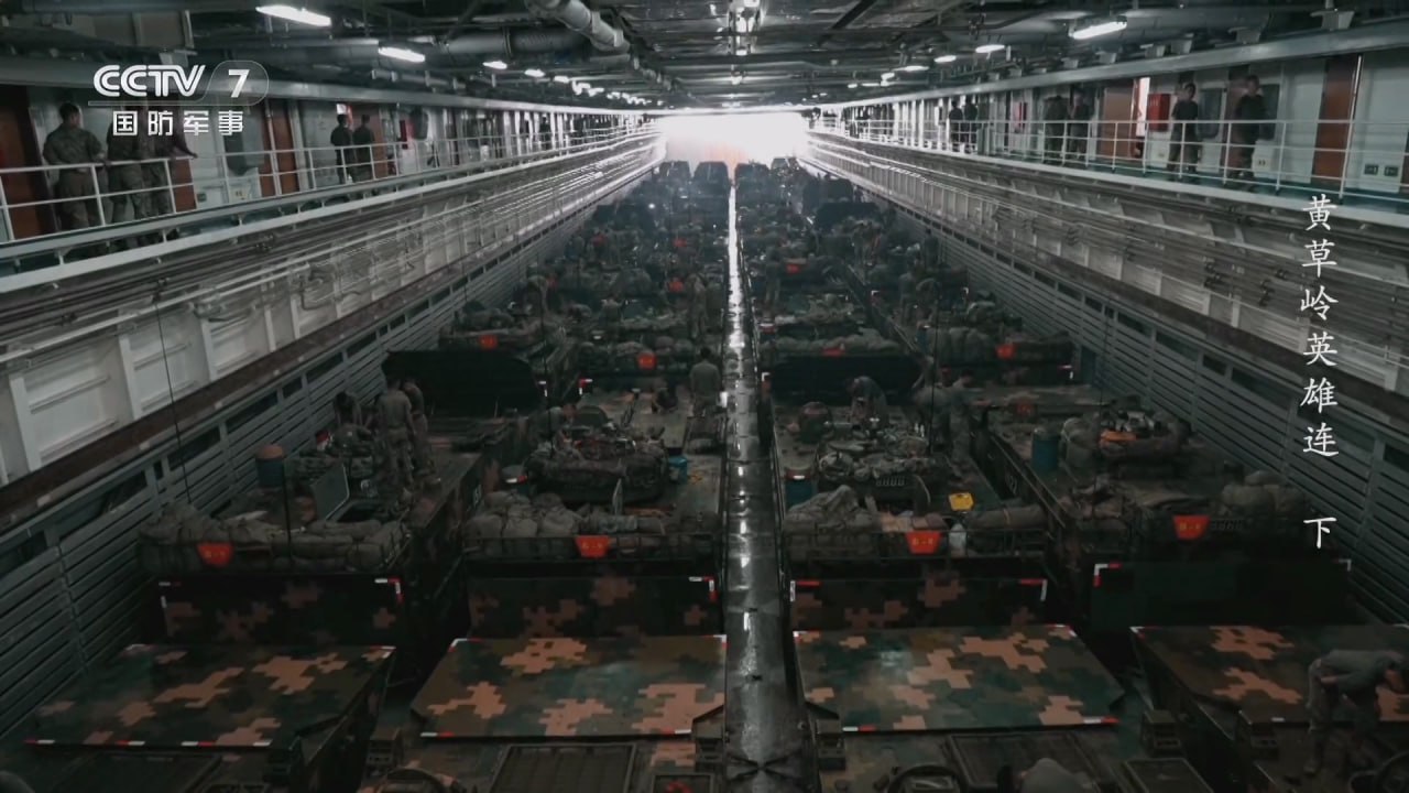 Редкие кадры из заполненного трюма десантного корабля ВМС НОАК перед высадкой техники: БМП ZBD-05 + танки ZLT-05 + медицинские машины + БТР Тип 89 Редкие кадры из заполненного трюма десантного корабля ВМС НОАК перед высадкой техники: БМП ZBD-05 + танки ZLT-05 + медицинские машины + БТР Тип 89
