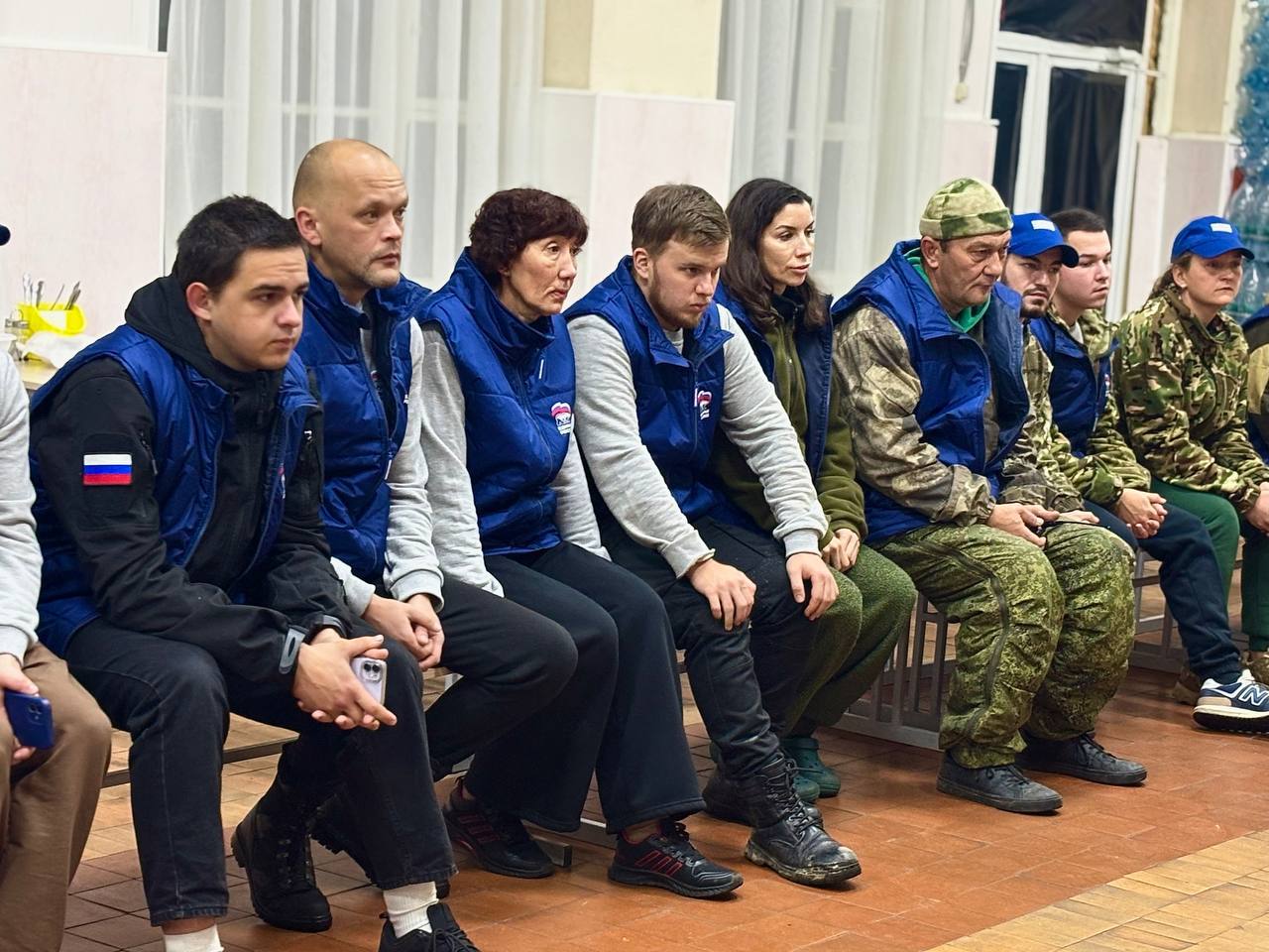 Игорь Кастюкевич: В лагере Единой России  «Курский рубеж» волонтеров обучили использованию альпинистского снаряжения,  которое помогает при работе на высоте (например, при проведении кровельных работ).  Игорь Кастюкевич: В лагере Единой России  «Курский рубеж» волонтеров обучили использованию альпинистского снаряжения,  которое помогает при работе на высоте (например, при проведении кровельных работ).