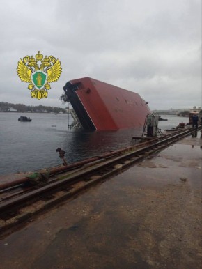 Два майора: Севастополь. В результате крушения плавучего крана в Севастополе погибли два человека, более 20 получили травмы