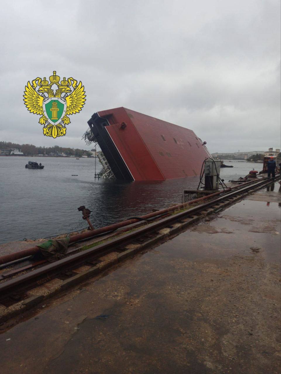 Два майора: Севастополь. В результате крушения плавучего крана в Севастополе погибли два человека, более 20 получили травмы