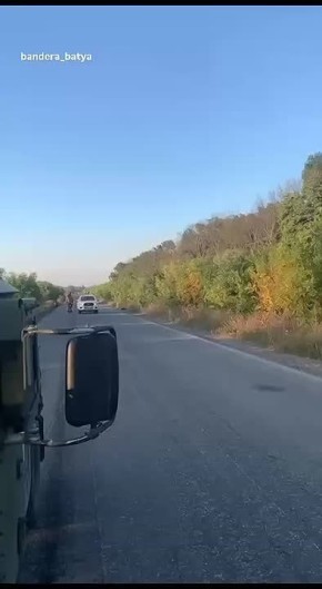 Фронтовой верблюд ВСУ.. На дороге также дымится БТР M113. Судя по всему в лобовую проекцию дрон прилетел