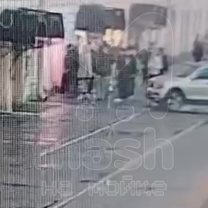Пьяные зумеры устроили массовую драку на Думской и толпой избили парня — пострадавшего госпитализировали с сильными ушибами головы и сломанным носом
