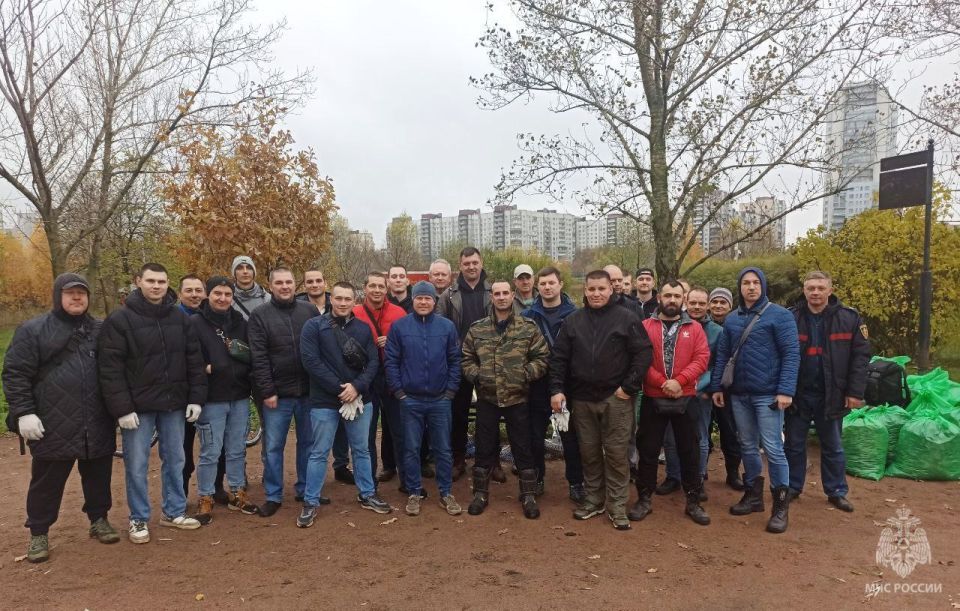 Сотрудники #МЧС_Петербурга приняли участие в общегородском субботнике Сотрудники #МЧС_Петербурга приняли участие в общегородском субботнике