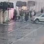 Пьяные зумеры устроили массовую драку на Думской и толпой избили парня — пострадавшего госпитализировали с сильными ушибами головы и сломанным носом