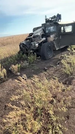 Юрий Баранчик: Привет Пентагону. Подбитый бронеавтомобиль Humvee американского производства, состоящий на вооружении ВСУ Кроме того, на кадрах сбитый украинский тяжелый гексакоптер типа "Баба Яга" на Южно-Днепропетровском...