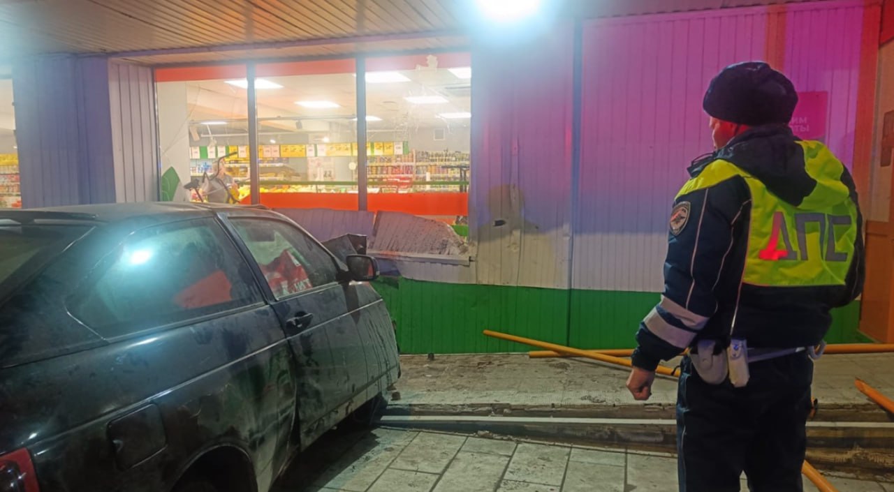 Новости к этому часу:. В Ревде Свердловской области автомобиль протаранил пешеходов на тротуаре и врезался в здание супермаркета Новости к этому часу:. В Ревде Свердловской области автомобиль протаранил пешеходов на тротуаре и врезался в здание супермаркета