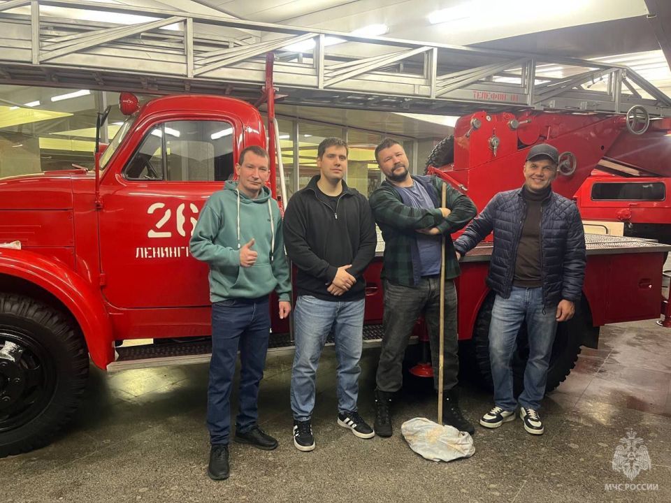 Сотрудники #МЧС_Петербурга приняли участие в общегородском субботнике Сотрудники #МЧС_Петербурга приняли участие в общегородском субботнике