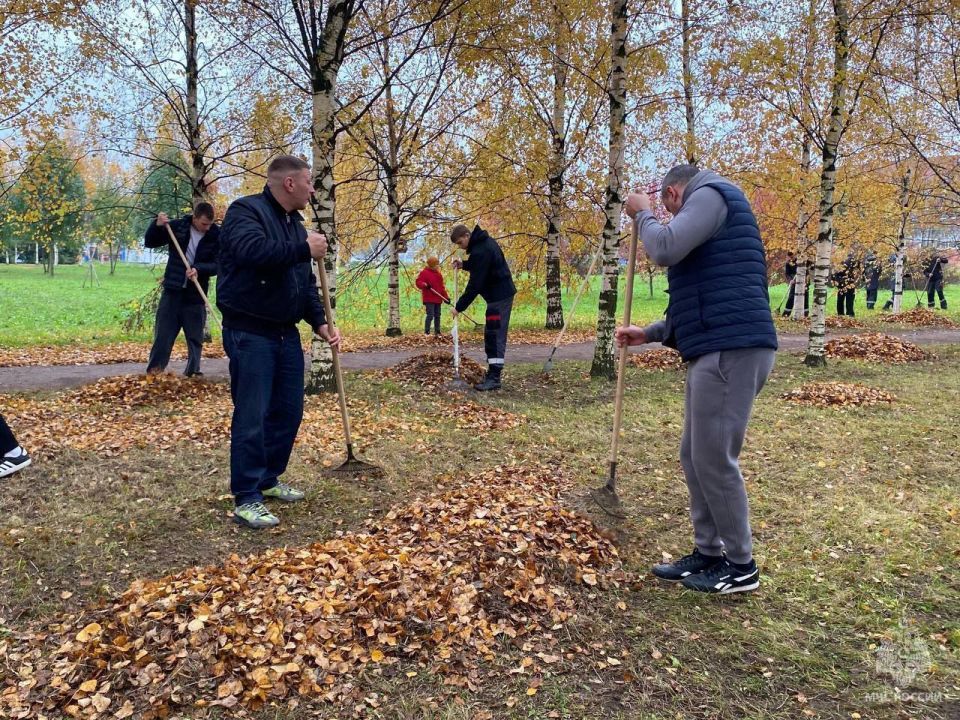 Сотрудники #МЧС_Петербурга приняли участие в общегородском субботнике Сотрудники #МЧС_Петербурга приняли участие в общегородском субботнике