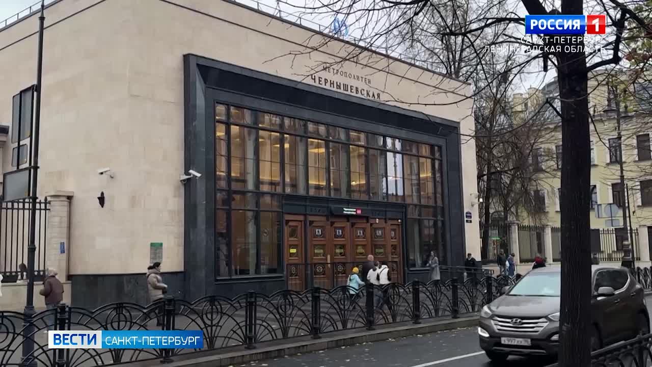 В вестибюле станции метро "Чернышевская" начал разрушаться потолок