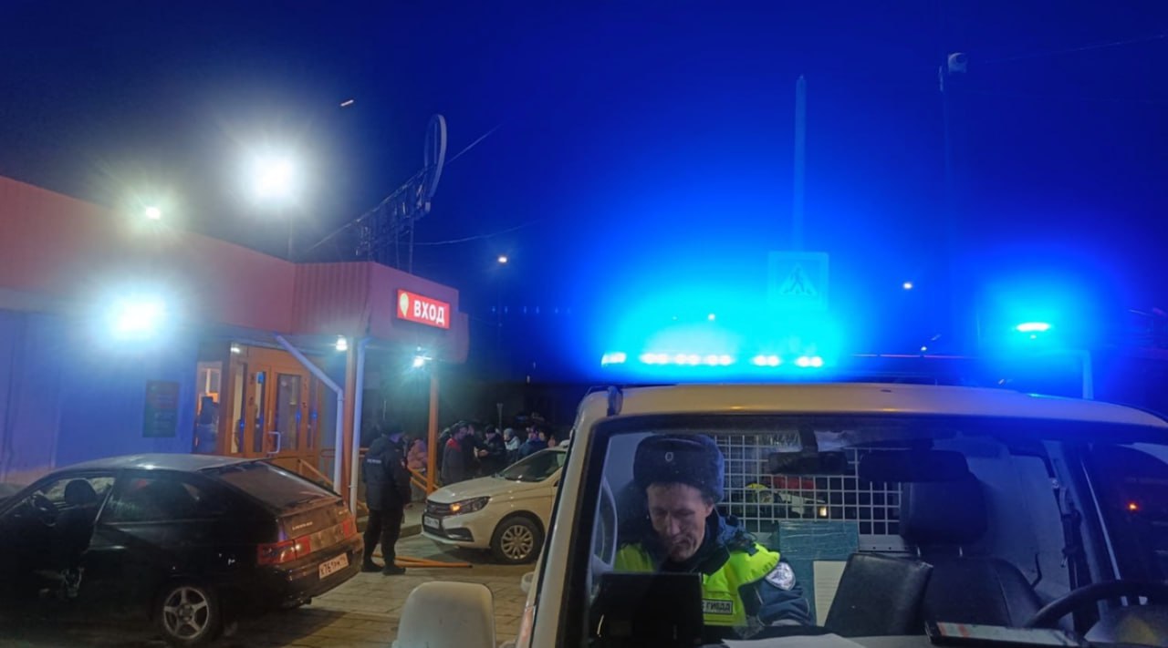 Новости к этому часу:. В Ревде Свердловской области автомобиль протаранил пешеходов на тротуаре и врезался в здание супермаркета Новости к этому часу:. В Ревде Свердловской области автомобиль протаранил пешеходов на тротуаре и врезался в здание супермаркета