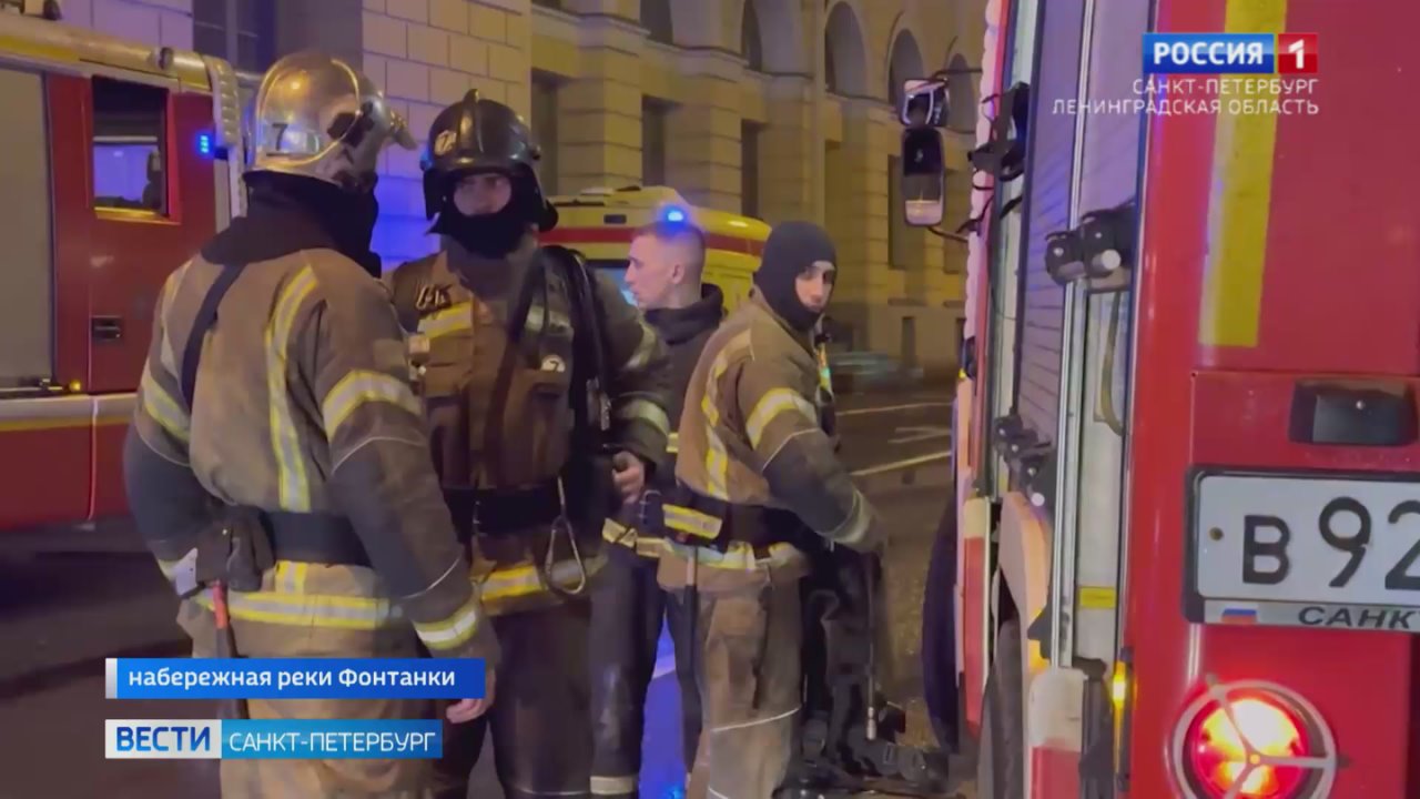 В Петербурге загорелось здание "Лениздата"