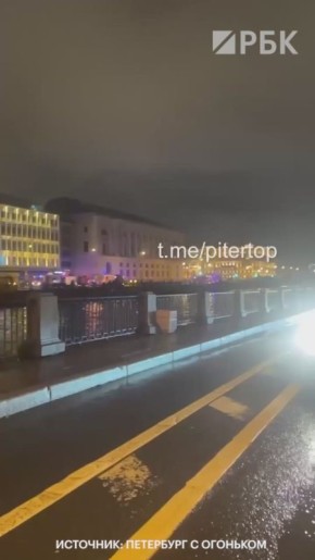 В центре Петербурга горит пятиэтажное здание на набережной Фонтанки, 59, сообщили в главке МЧС по городу