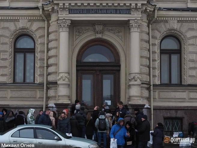 Москвичи разобрали почти все красивые даты для бракосочетания во дворцах Петербурга